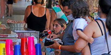 ID:6802040 Ola de Calor Carlos Paz. la gente se refresca como puede en el centro de la ciudad
yanina aguirre