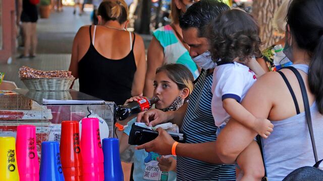 ID:6802040 Ola de Calor Carlos Paz. la gente se refresca como puede en el centro de la ciudad
yanina aguirre