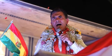 El senador centrista y presidenete electo Rodrigo Paz Pereira pronunciando un discurso en La Paz agradeciendo el apoyo recibido para ganar la inédita segunda vuelta presidencial en Bolivia. Prometió volver a "abrir" el país al mundo y trabajar con todos los sectores que quieran sumarse para "salir adelante" de la crisis en que se encuentra su nación.
