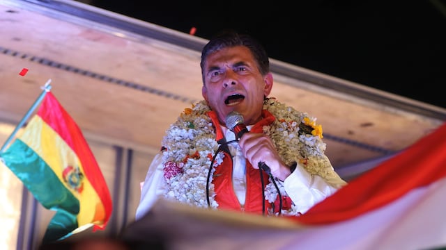 El senador centrista y presidenete electo Rodrigo Paz Pereira pronunciando un discurso en La Paz agradeciendo el apoyo recibido para ganar la inédita segunda vuelta presidencial en Bolivia. Prometió volver a "abrir" el país al mundo y trabajar con todos los sectores que quieran sumarse para "salir adelante" de la crisis en que se encuentra su nación.