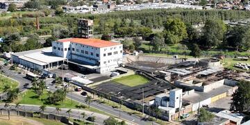 La imagen aérea de uno de los frigoríficos que contaminan las zonas aledañas.