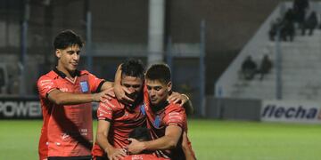 Los jugadores de Estudiantes se abrazan en otro festejo. Buen momento del León en el torneo. (Tommy Fragueiro / La Voz).