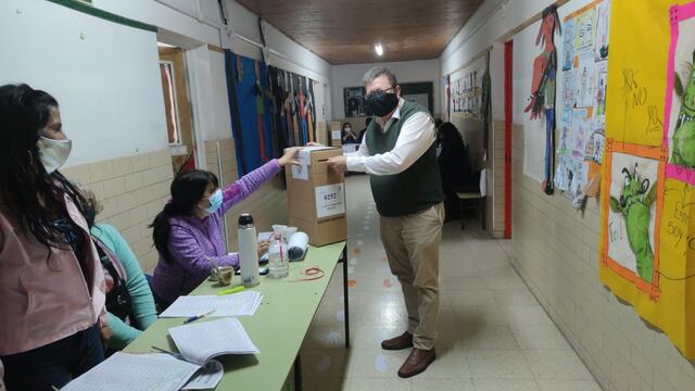 El primer candidato a concejal por la lista 913, votó  en la Escuela EP Nro 35 /ES Nro 47.