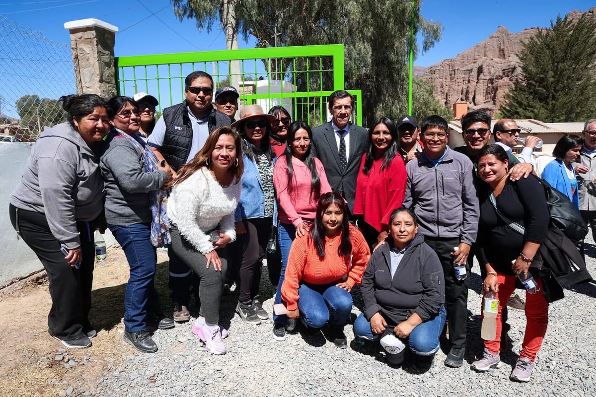 El gobernador Carlos Sadir junto a la intendente de Tilcara, Sonia Pérez, con vecinas y usuarios del servicio que presenciaron el acto en aquella ciudad turística.