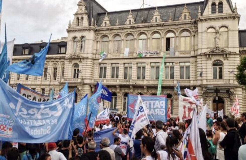 Docentes realizaron un abrazo frente al Congreso en repudio al desalojo de la Policía