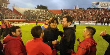 Ruben Forestello, técnico de San Martín, es felicitado por todos\u002E El entrenador no aseguró su continuidad en el cargo\u002E