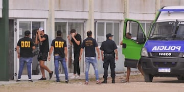 Los 10 rugbiers detenidos por el crimen de Fernando Báez Sosa llegan a la rueda de reconocimiento en Villa Gesell\u002E (Clarín)