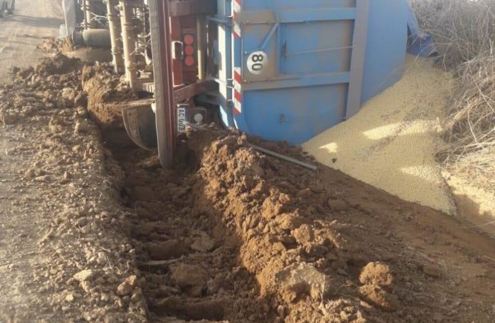 General Roca: vuelco en solitario de un camión en zona rural