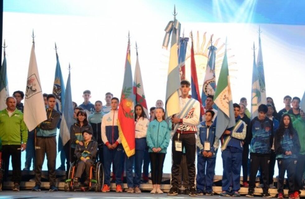 Gastón Benítez alzó la celeste y blanca en la apertura de los Juegos Evita