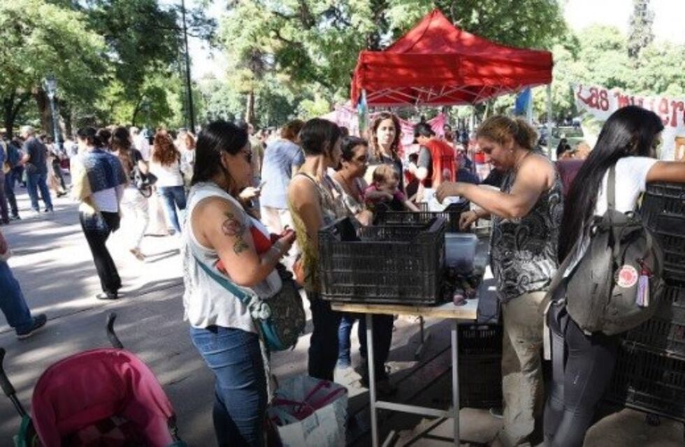 Multitudinario "feriazo" en Plaza Independencia
