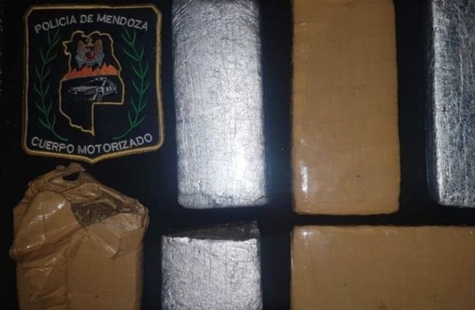 Tiró un bolso con 4 kilos de marihuana y huyó