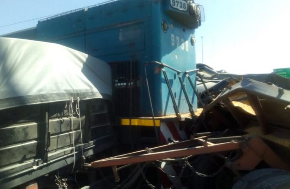 Un tren chocó y destrozó un camión de cereales cerca de la ruta A012