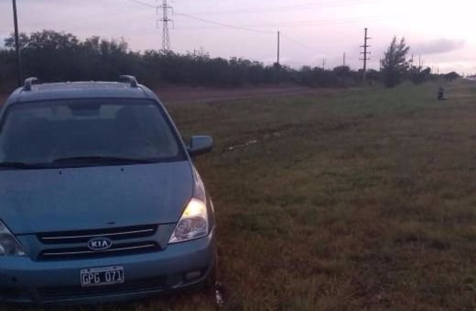 Fuerte choque entre una moto y un auto en la ruta 146