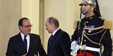 ETI41. PARu00cdS (FRANCIA), 02/10/2015.- El presidente ruso Vladimir Putin es despedido por su homu00f3logo francu00e9s Franu00e7ois Hollande (izda), a su salida del Palacio del Elu00edseo, en Paru00eds, Francia, el 2 de octubre del 2015, tras asistir a la cumbre celebrada entre los lu00edderes de Francia, Alemania, Rusia y Ucrania centrada en la crisis ucraniana. EFE/Sergei Chirikov paris francia Vladimir Putin Francois Hollande visita oficial del presidente rusia encuentro reunion mandatarios lideres paises europeos presidente frances ruso