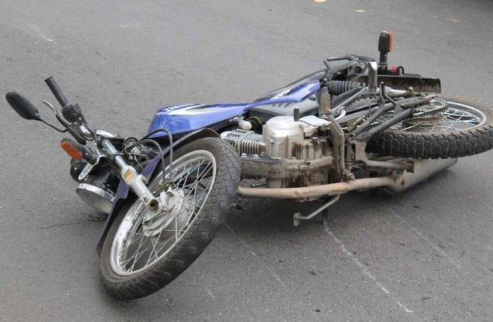 Un hombre perdió el control de su moto, chocó contra un poste y murió