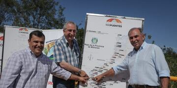 Passalacqua y Stelatto en la inauguración de un puente en Arroyo Santa Ana\u002E (Vialidad)