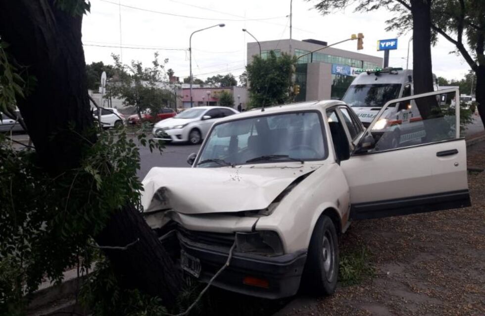 Se le reventó una cubierta en Costanera y se estrelló contra un árbol