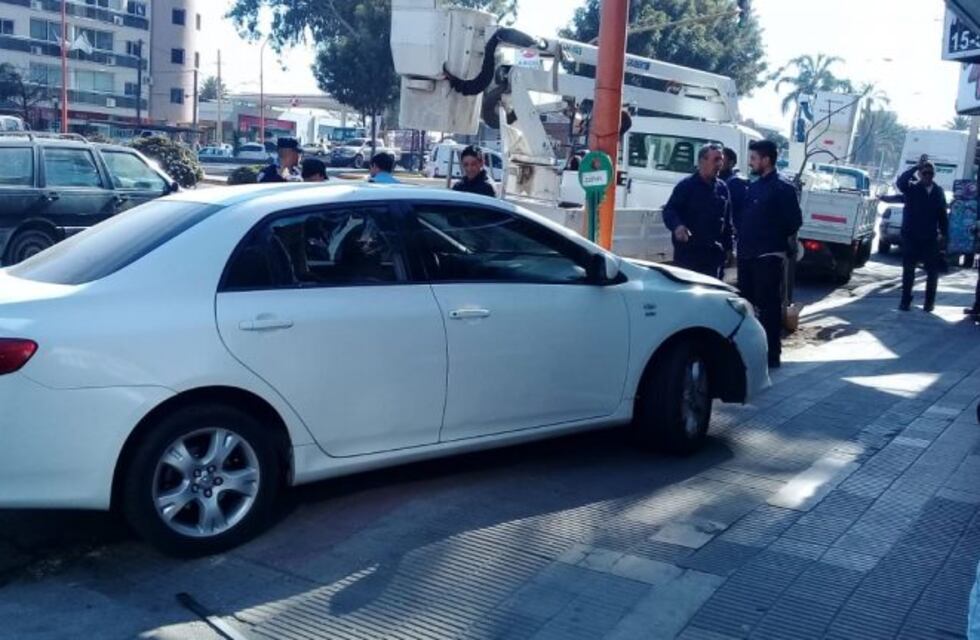 Carlos Paz: mujer se descompensó mientras manejaba y se estrelló contra un poste