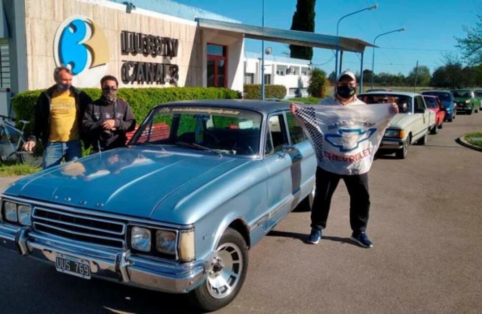 Vía Santa Rosa participó de la carrera de regularidad de autos clásicos "Día del Periodista"