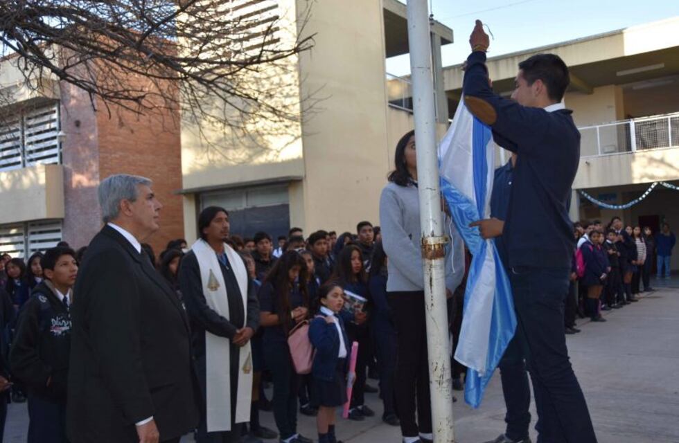 Fecha patria en el Bachillerato Nº 21 con el Vicegobernador
