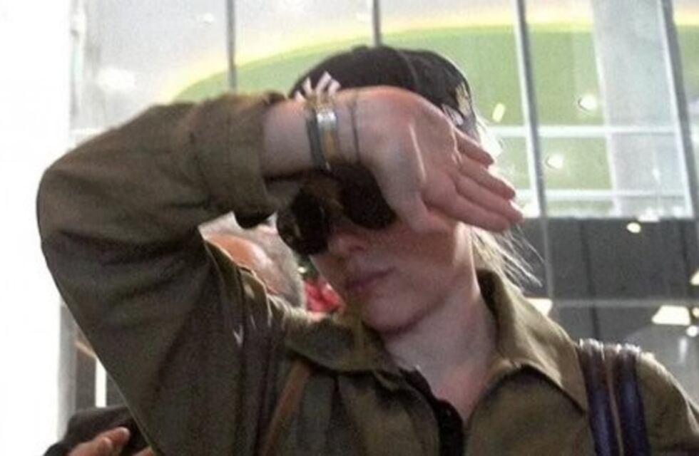 Escandaloso aterrizaje de Scarlett Johansson en Aeroparque: no quería fotos e insultó a paparazzis