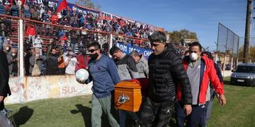 El estadio de barrio Tablada fue escenario de la despedida en mayo tras el asesinato del ídolo charrúa. (Radio 2)