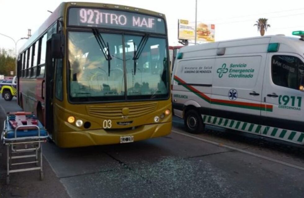 Un micro y un auto chocaron en la Costanera: heridos y caos vehicular