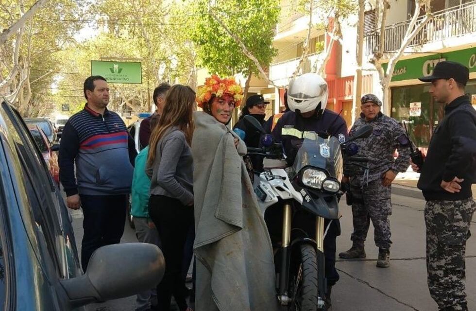 Festejaba su reciba por el centro y la policía la detuvo por exhibicionismo