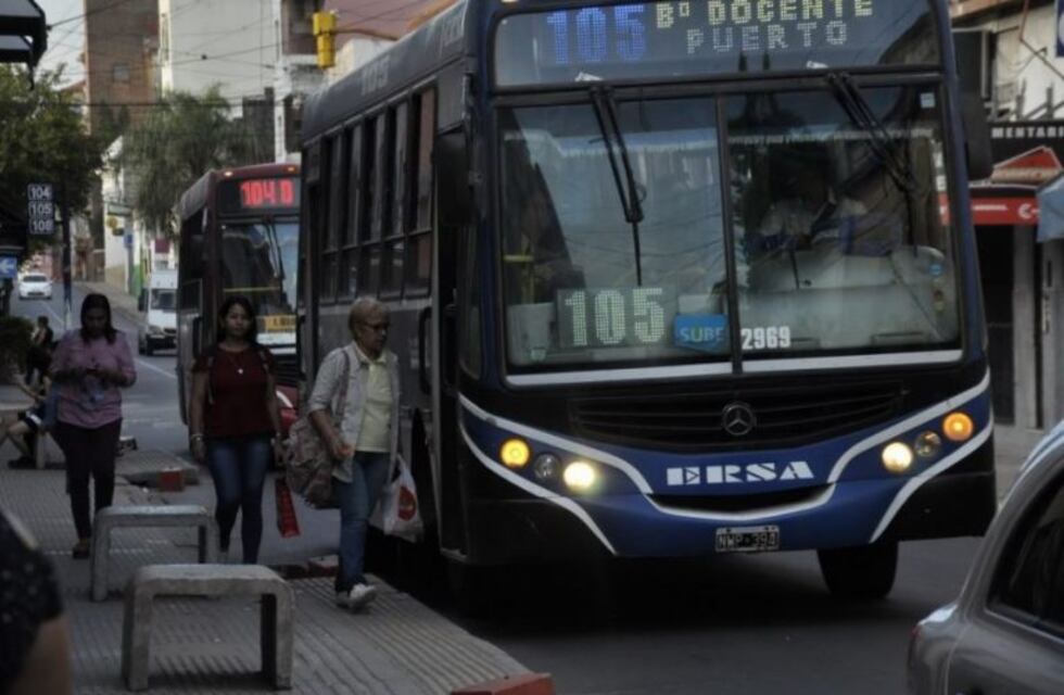 Comenzó la reducción de horas en el transporte público y hubo largas demoras