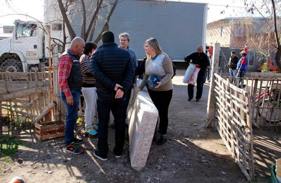 Polémica electoral: denuncian entrega de cocinas, calefones, muebles y colchones a un mes de las elecciones