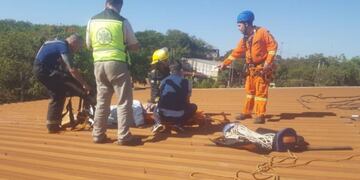 El muchacho trabajaba en el techo cuando recibió una descarga eléctrica\u002E