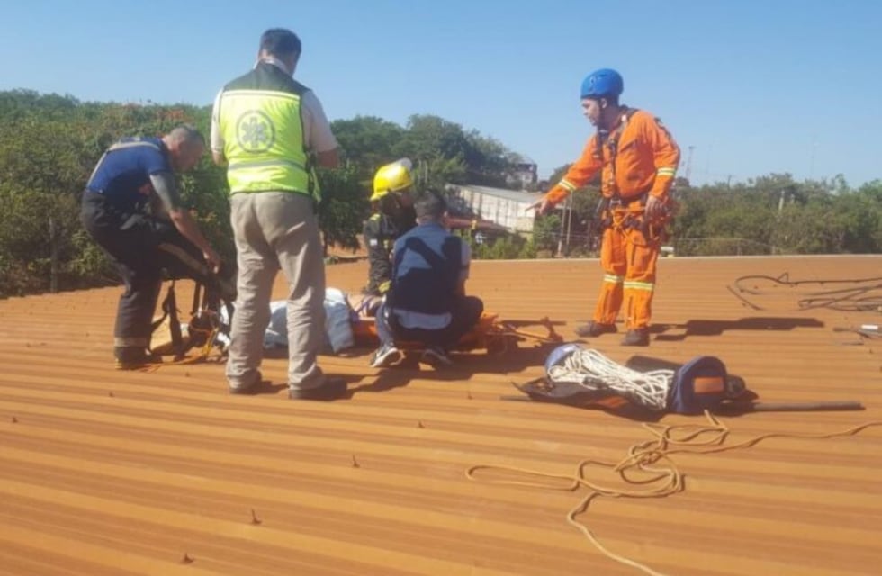 Rescataron de un techo a un hombre que recibió una descarga eléctrica