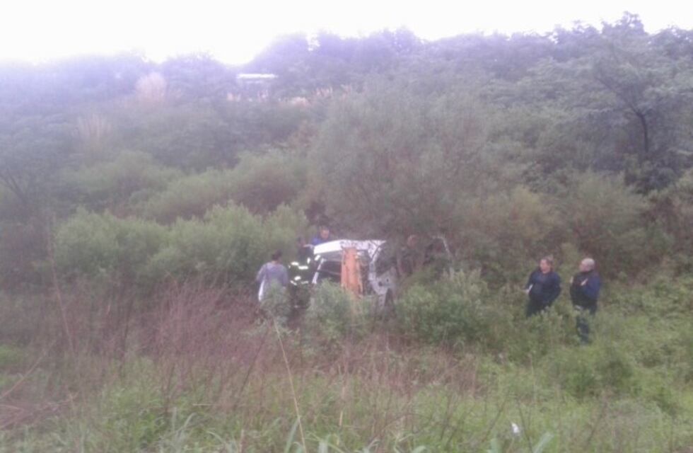 Embarazada perdió el control de su auto y protagonizó un espectacular vuelco