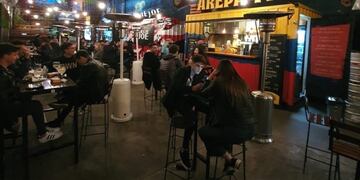 Empresarios gastronómicos piden extender el margen horario de funcionamiento\u002E (Vía Rosario)