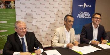 Convenio entre el INYM (Carlos Re, al centro), Hreñuk de la yerbatera Hreñuk y de la firma YPF Gas\u002E