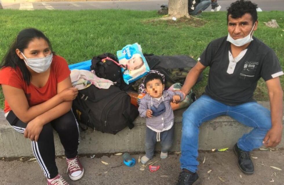 Otro grupo de trabajadores golondrinas se agolpó en la Terminal de Mendoza