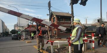 DYN04, BUENOS AIRES 28/07/2017, EL FERROCARRIL GENERAL SAN MARTÍN, QUE UNE LA ESTACIÓN DE RETIRO EN LA CIUDAD DE BUENOS AIRES CON LA ZONA NORTE DEL CONURBANO BONAERENSE, CIRCULABA CON DEMORAS ESTA MAÑANA DEBIDO A UN DESPERFECTO EN LA BARRERA DEL PASO A NIVEL DE LA AVENIDA CORRIENTES EN EL CRUCE CON DORREGO, DONDE UTILIZABAN VIGAS DE MADERA PARA SOSTENERLA LEVANTADA\u002E\n\u002EFOTO:DYN/PABLO MOLINA\u002E