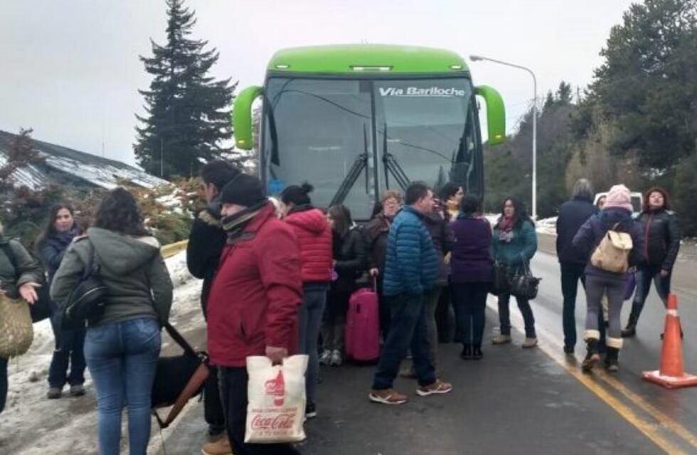 Turistas chilenos varados en Bariloche cortaron una avenida y lograron volver a sus casas