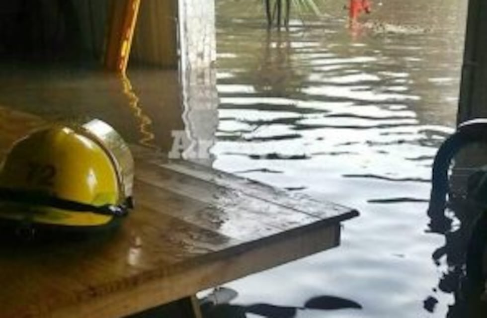 Las imágenes del cuartel del bomberos de Arroyo Seco colapsado por el agua