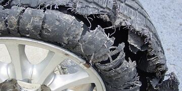 Un mecánico murió al explotarle un neumático en la cara