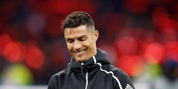 Cristiano Ronaldo con uno de los chicos (REUTERS)