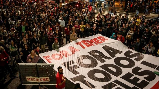 BRA109. SAO PAULO (BRASIL), 18/05/2017.- Manifestantes protestan contra el presidente de Brasil, Michel Temer, hoy, jueves 18 de mayo de 2017, en la avenida Paulista de Sao Paulo (Brasil). Miles de personas tomaron hoy las calles de al menos una decena de las principales ciudades de Brasil para manifestarse contra el Gobierno de Michel Temer, acorralado por un monumental escu00e1ndalo de corrupciu00f3n. EFE/Fernando Bizerra Jr.