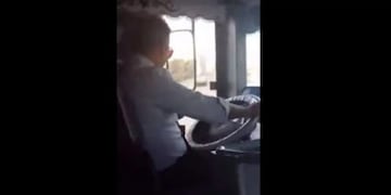 Sancionaron al chofer que usaba el celular mientras conducía