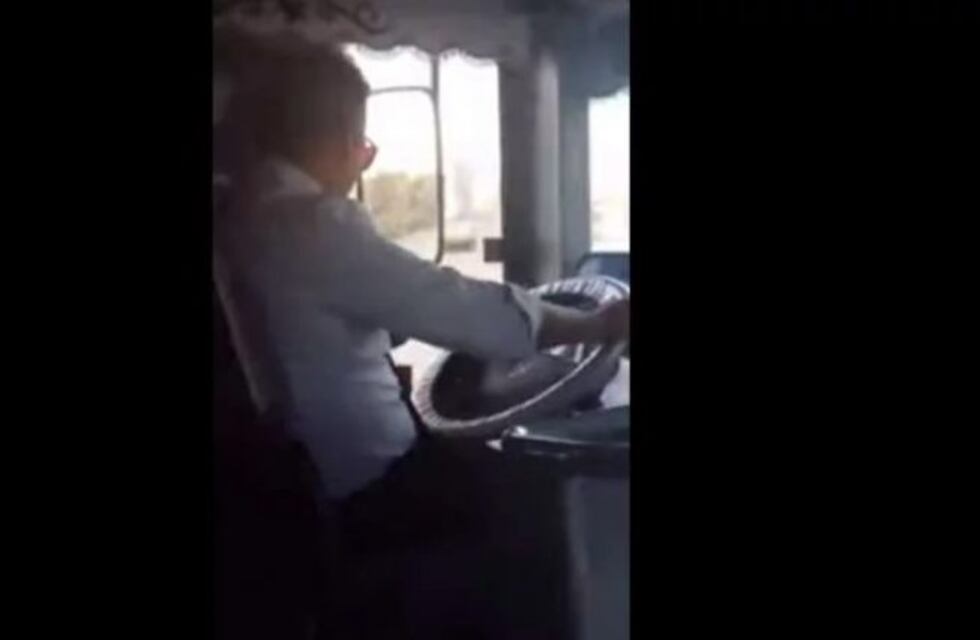 Sancionaron al chofer que usaba el celular mientras conducía