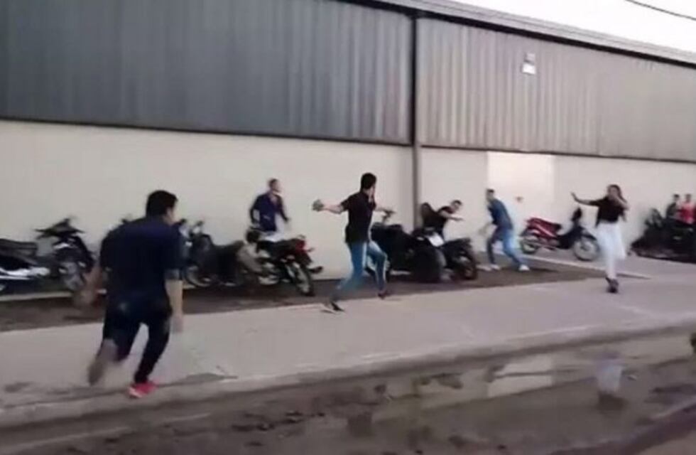 Hubo una pelea entre la policía y 15 jóvenes