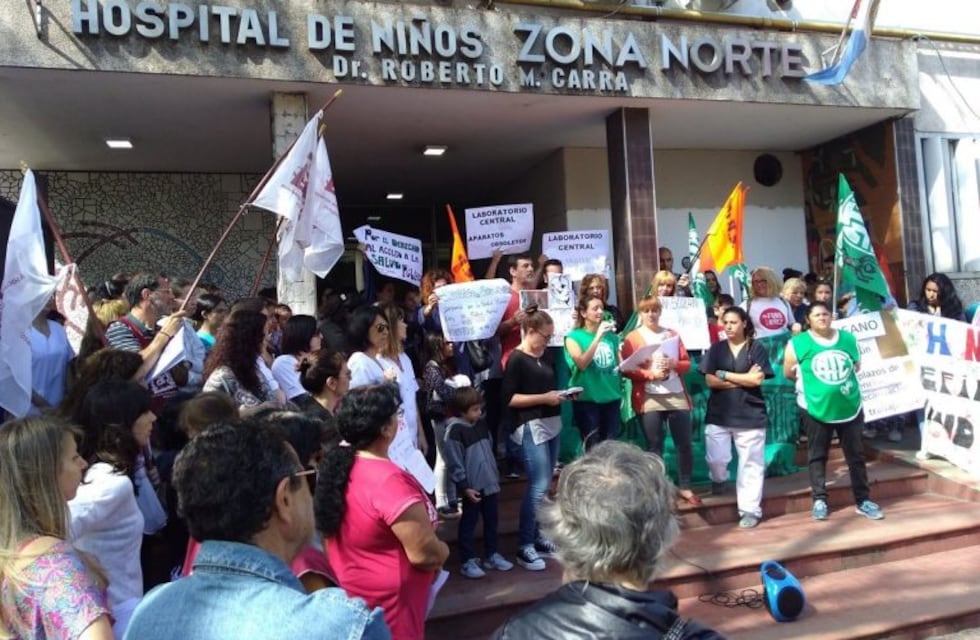 Realizaron un abrazo frente al Hospital de Niños Zona Norte por la falta de recursos