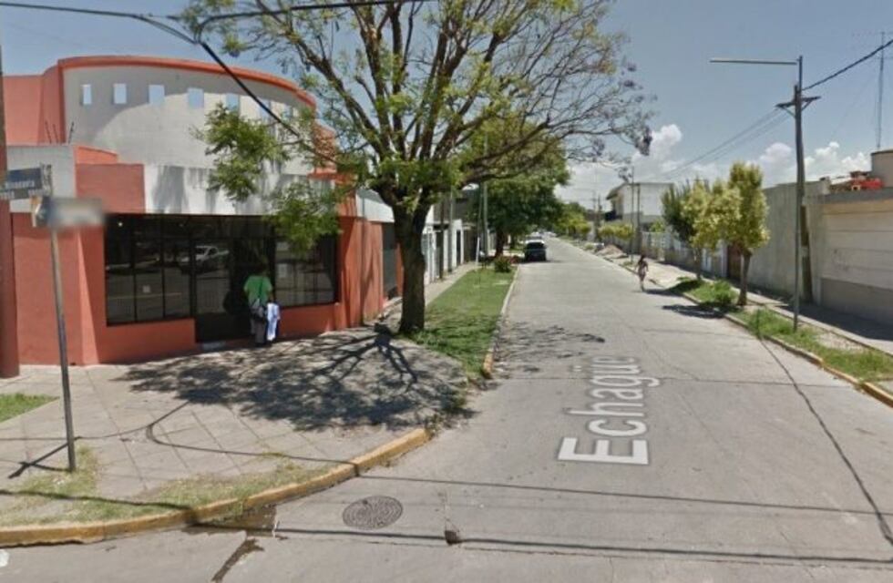 Le robaron en la puerta de su casa pero chocó a los ladrones antes de que escaparan