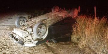 Autos volcado en Arroyito