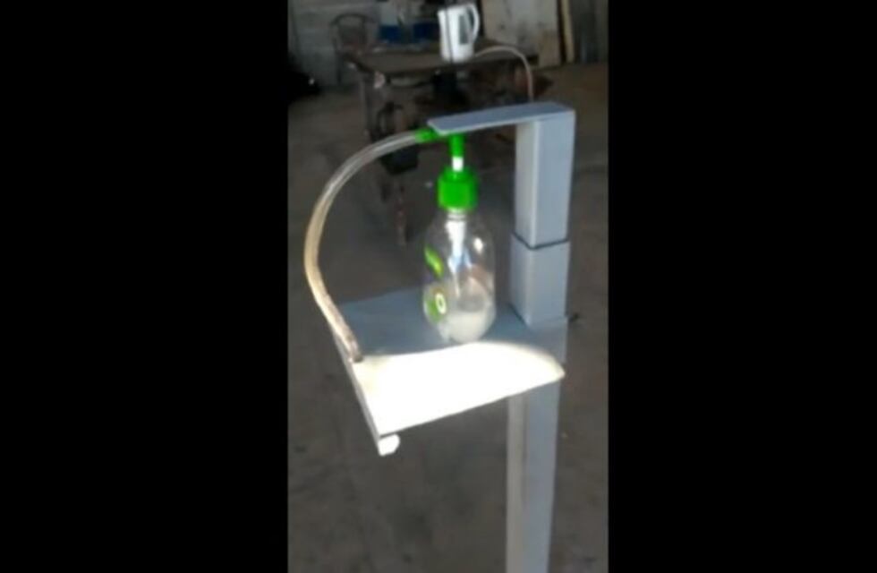 Cordobeses inventaron un dispenser para ponerse alcohol en gel sin tocar el envase