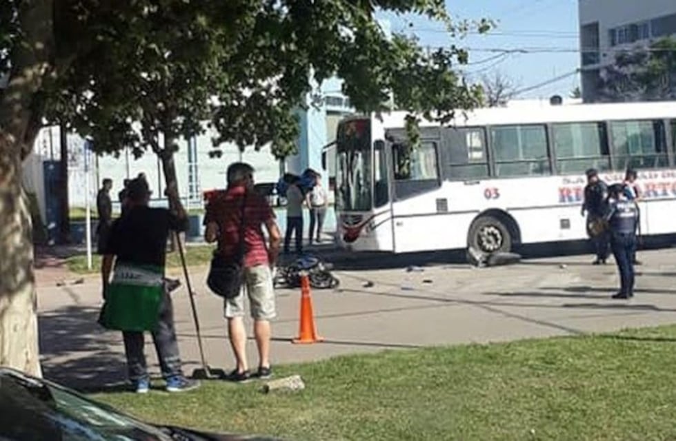 Roban, huyen en moto de la Policía y chocan a otro motociclista en plena persecución